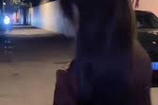 迪丽热巴深V造型登热搜引争议粉丝心疼担心走光审美讨论激烈